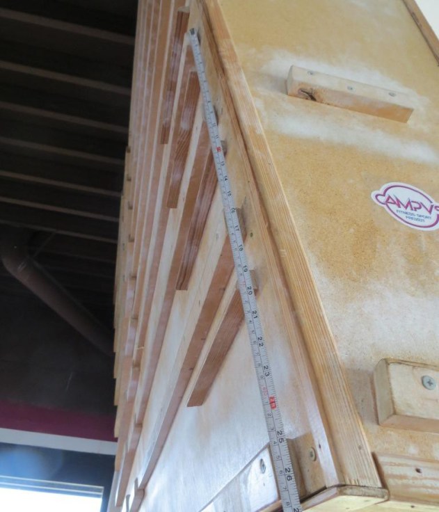 Measuring the spacing from the top of the fourth rung to the top of the first rung (63.5 cm).