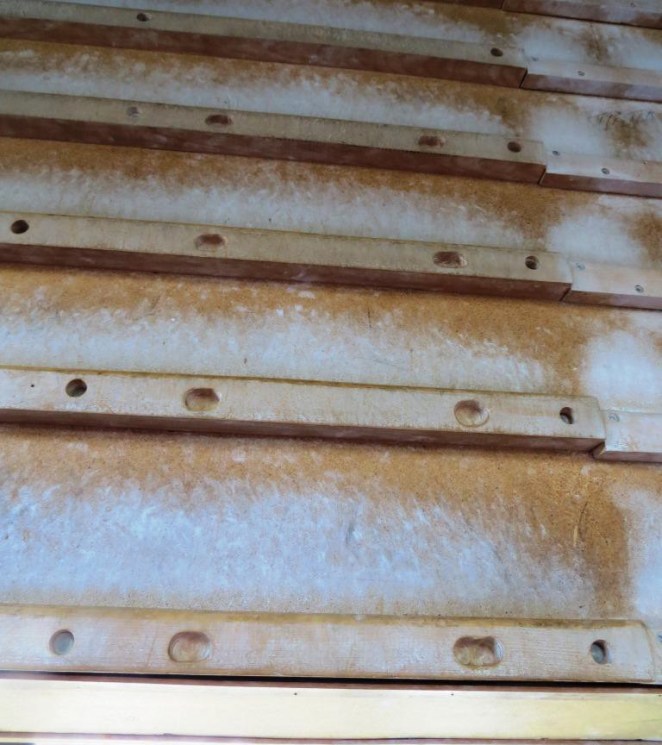 Two-finger pockets carved into the largest rungs.