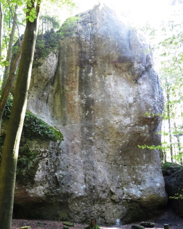 Wallstreet begins up the central black streak, then veers right at mid-height to climb the left section of the high bulge.