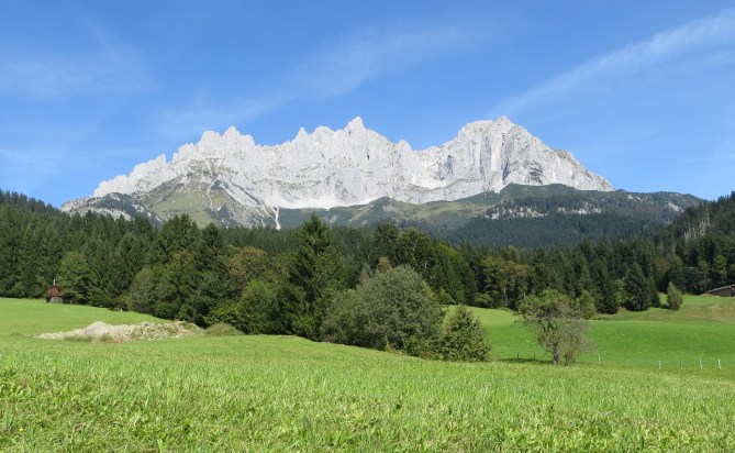 Wilder Kasier. The Schleierwasserfall is hidden in the pine-covered foothills.